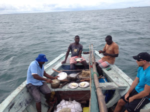 kululeku_Freiwilligenarbeit_Afrika_Mosambik_Vilanculos_local_fishing_lunch