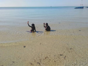 kululeku_Volunteering_Mozambique_Vilanculos_Beach-kids_in_water