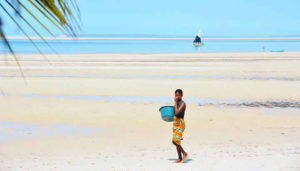kululeku_Volunteering_Mozambique_Vilanculos_Beach_woman