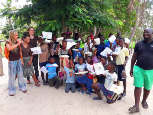kululeku_volunteering_Africa_Mozambique_teaching_school_kids_certificate