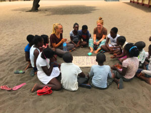 volunteer_Afrika_kululeku_social_work_abroad_teaching_alphabet